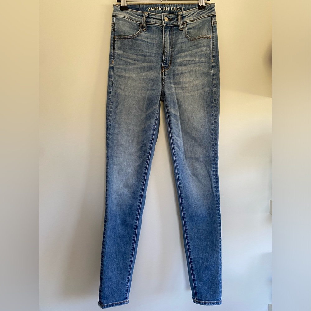 American Eagle light wash skinny jeans! Size 2
